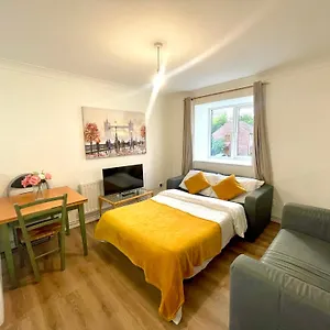Apartment 2 Bed Flat Privite In Canada Water, London